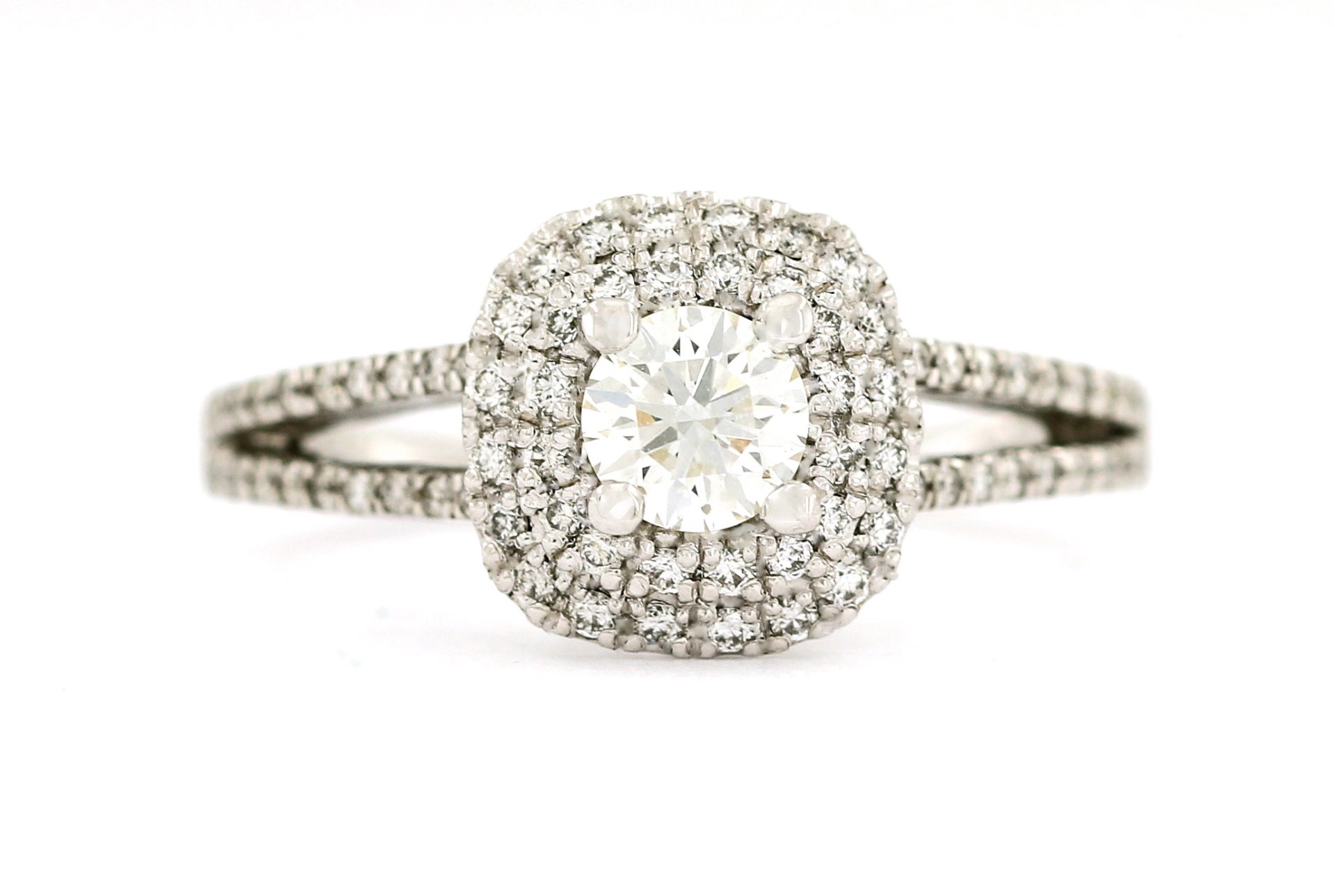Malli 3830, timantit yhteensä 0,70 ct.sh alk 4495,-